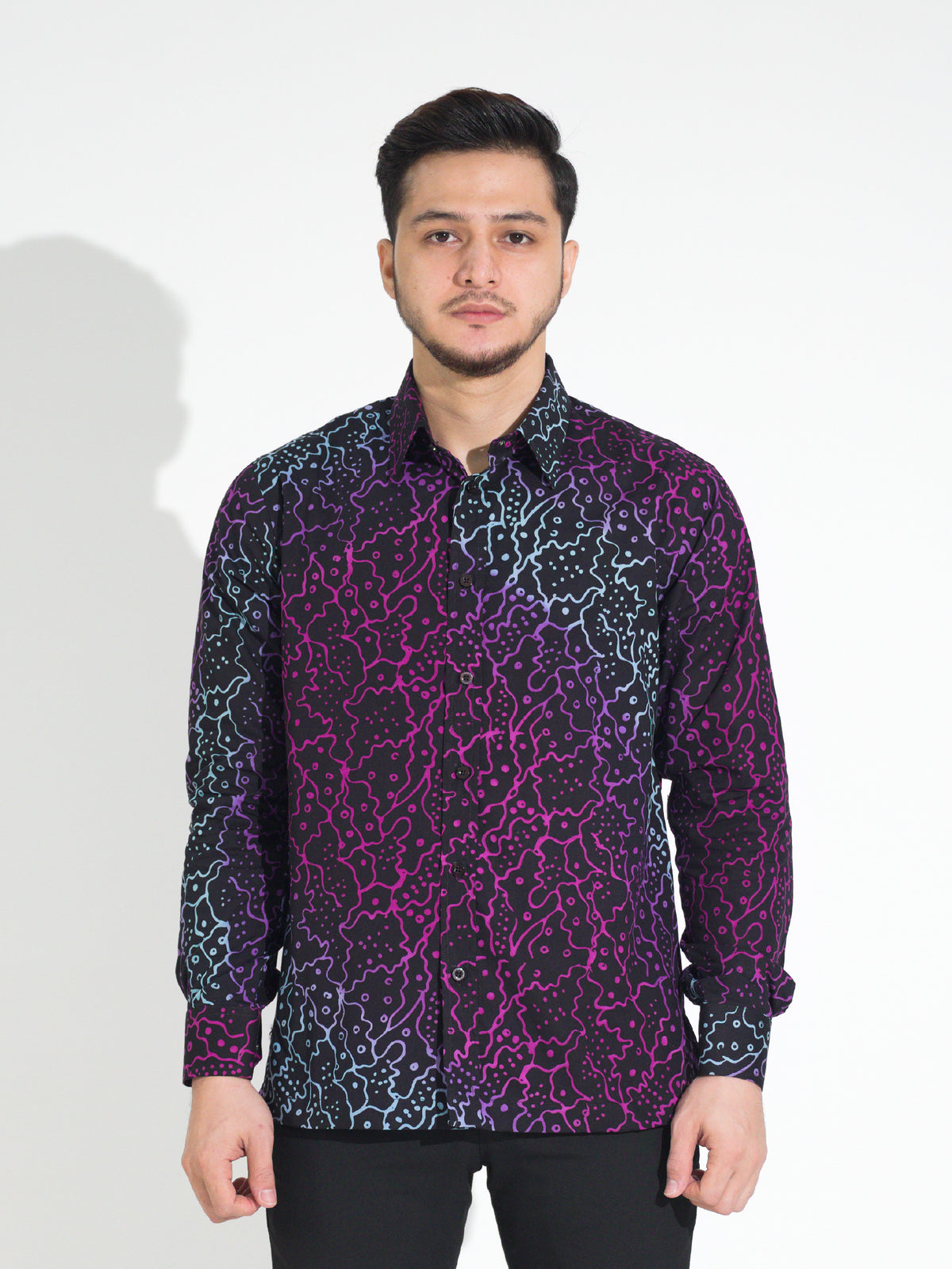 Gema GL902 long-sleeve batik shirt, black with magenta and blue crackle motif, front view