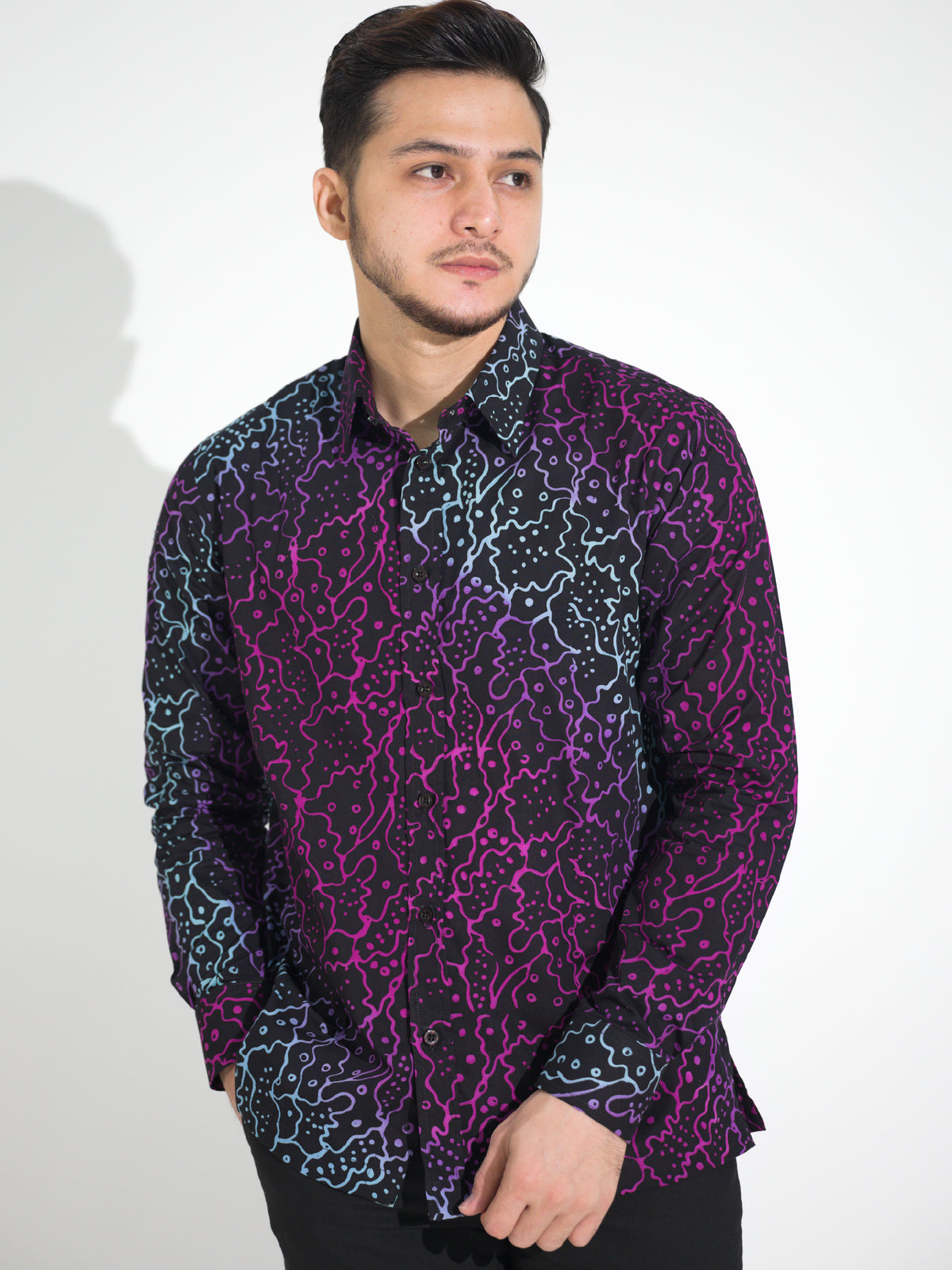 Gema GL902 long-sleeve batik shirt, black with magenta and blue crackle motif, close-up
