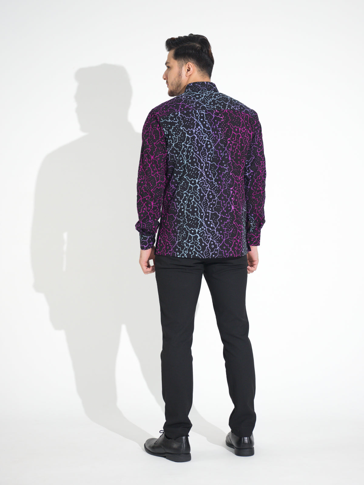 Gema GL902 long-sleeve batik shirt, black with magenta and blue crackle motif, back view