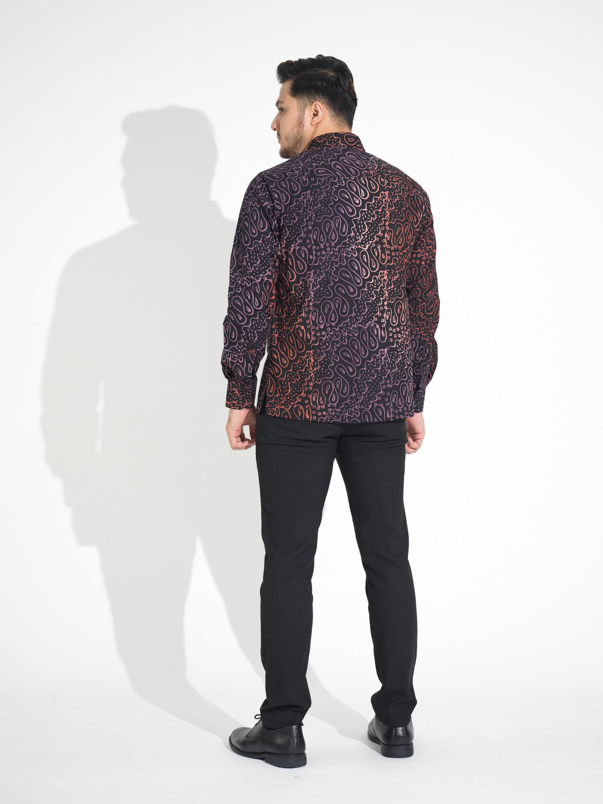 Gema GL903 long-sleeve batik shirt, black with rust and lilac paisley motif, back view