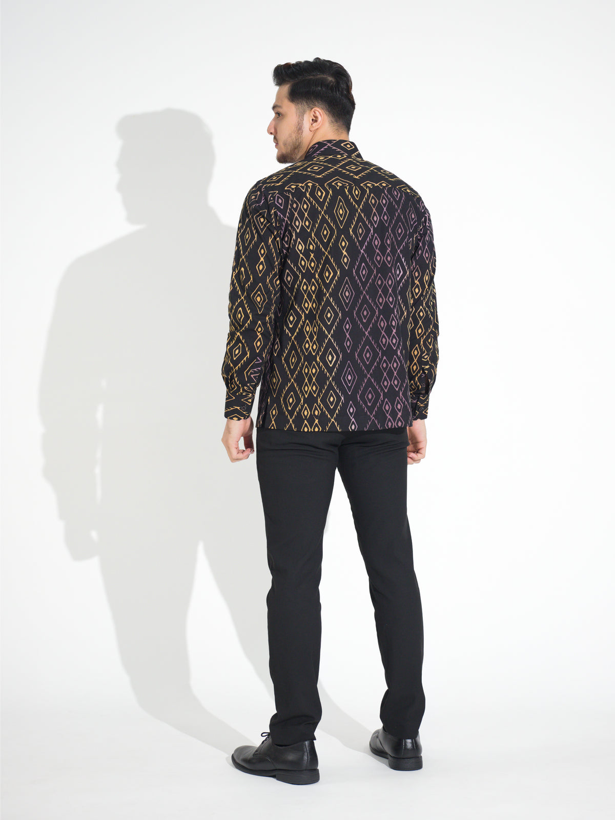 Gema GL905 long-sleeve batik shirt, black with gold and purple diamond motif, back view