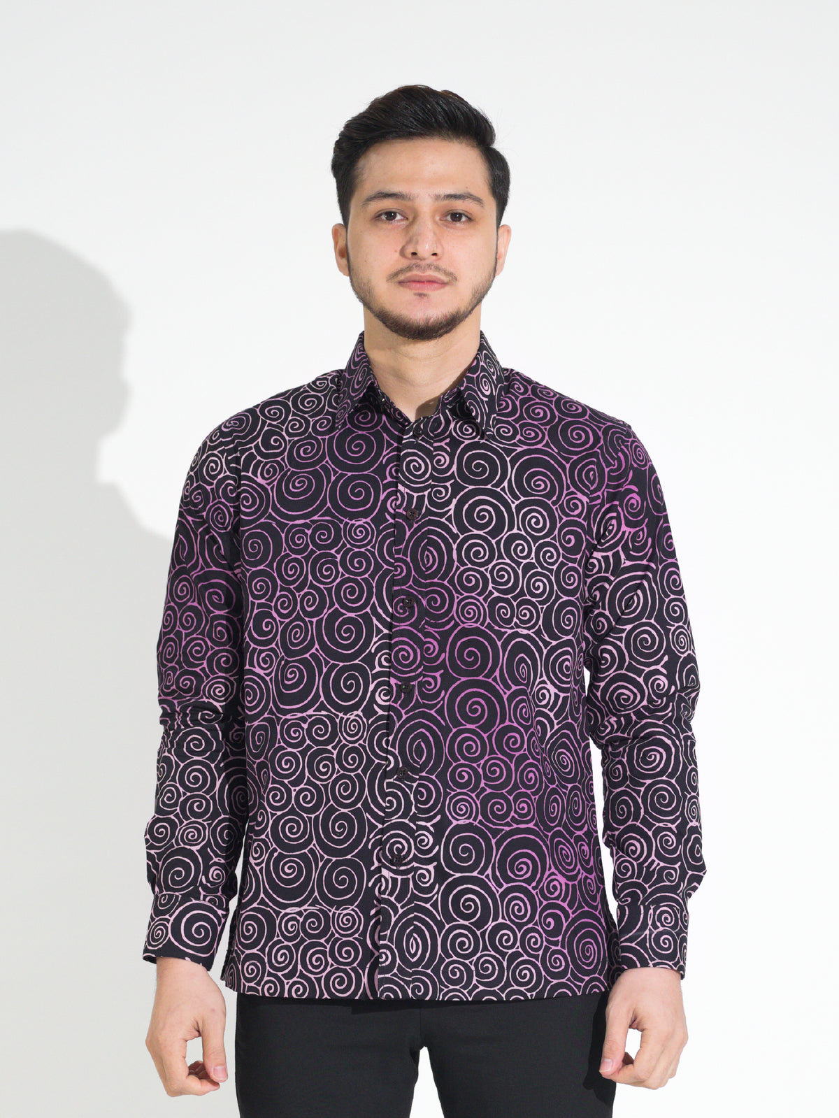 Gema GL908 long-sleeve batik shirt, black with purple spiral motif, front view