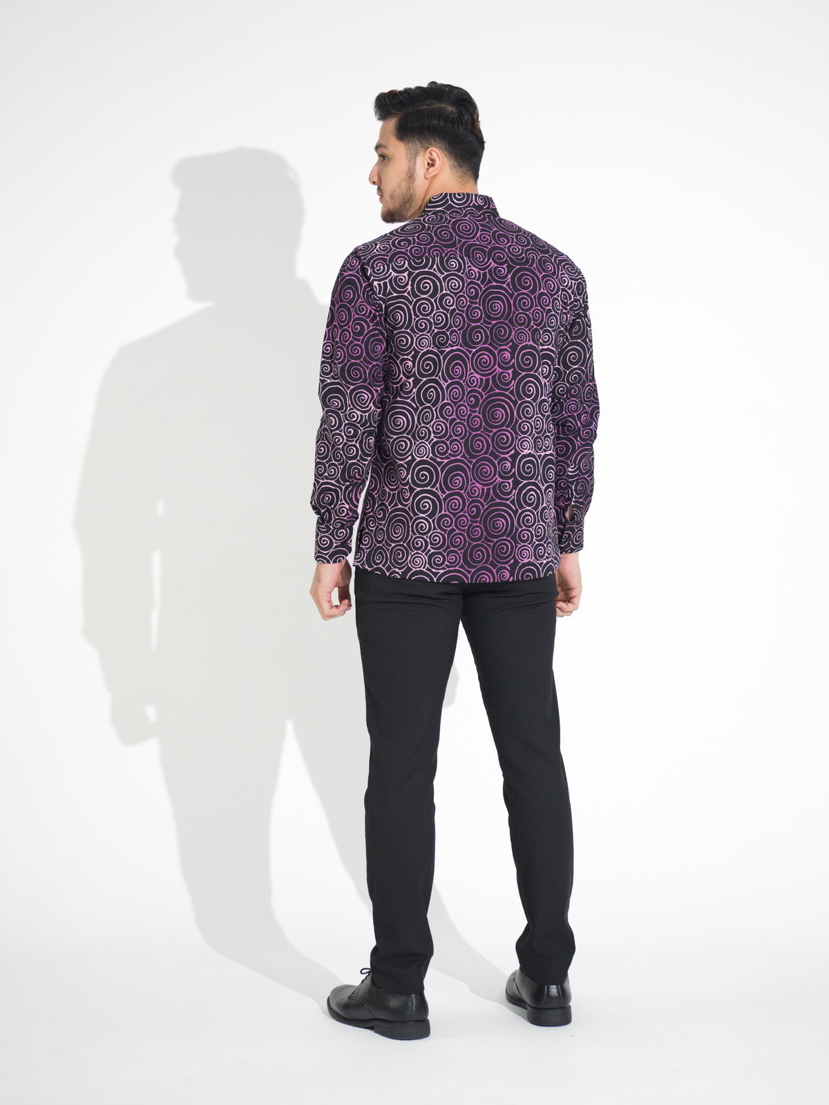 Gema GL908 long-sleeve batik shirt, black with purple spiral motif, back view