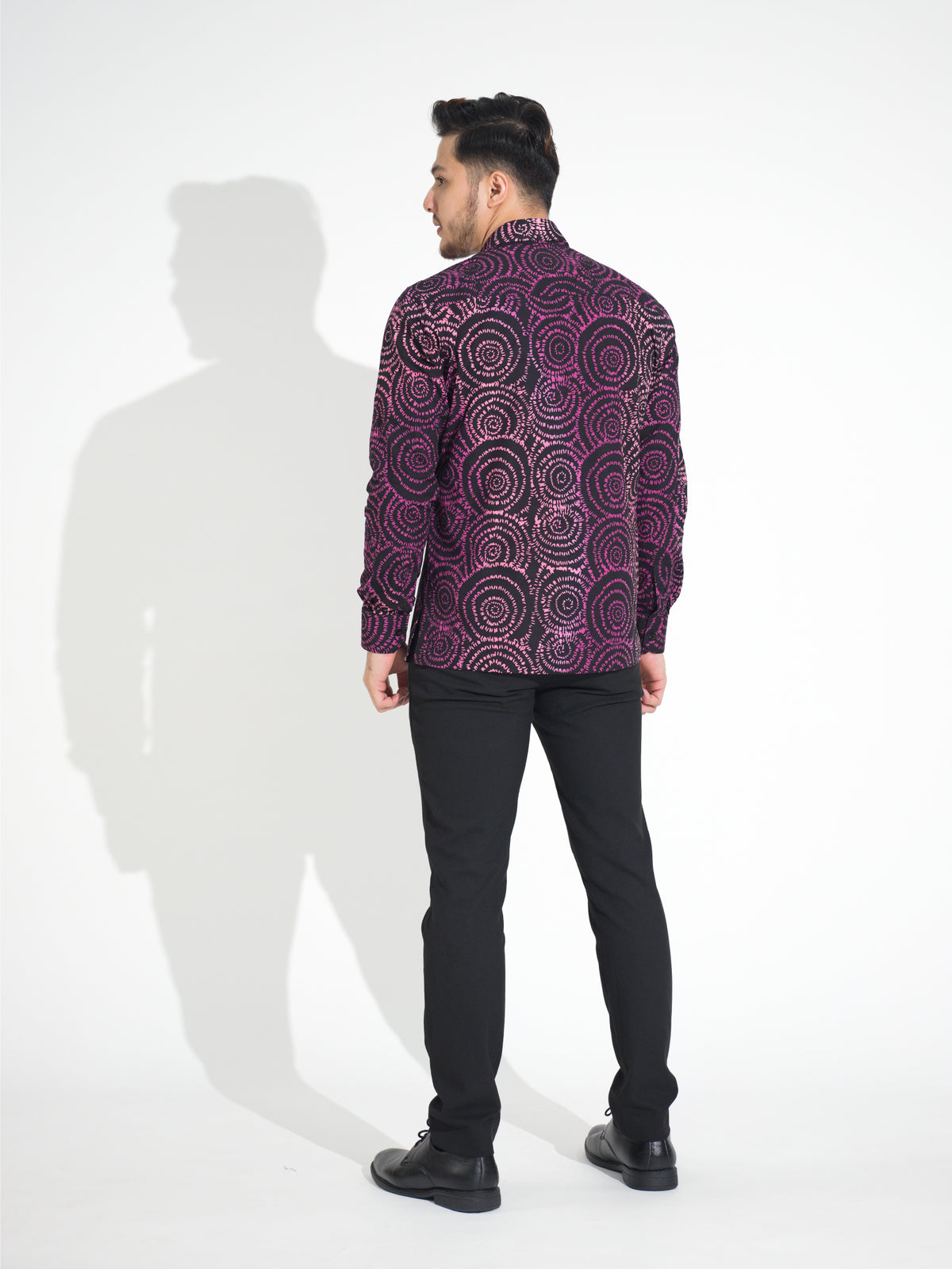 Gema GL911 long-sleeve batik shirt, black with magenta concentric circle motif, back view