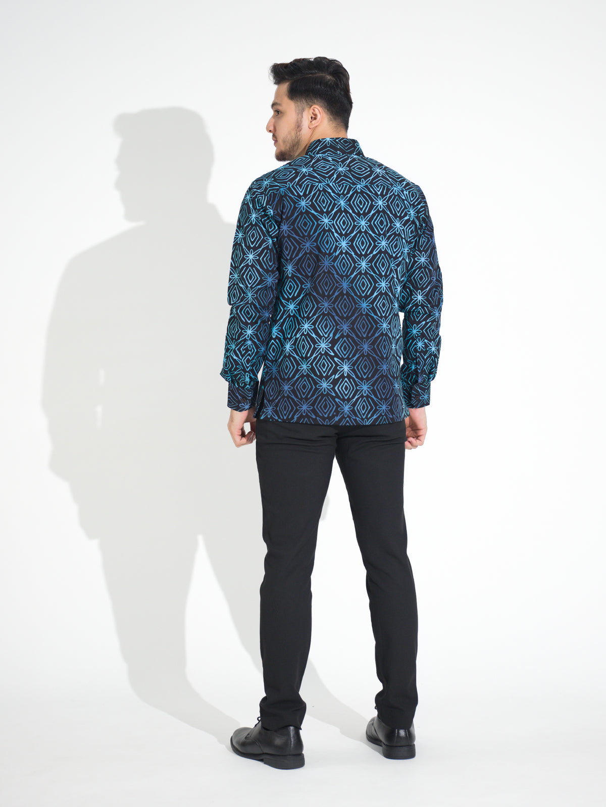 Gema GL914 long-sleeve batik shirt, navy with cyan star motif, back view