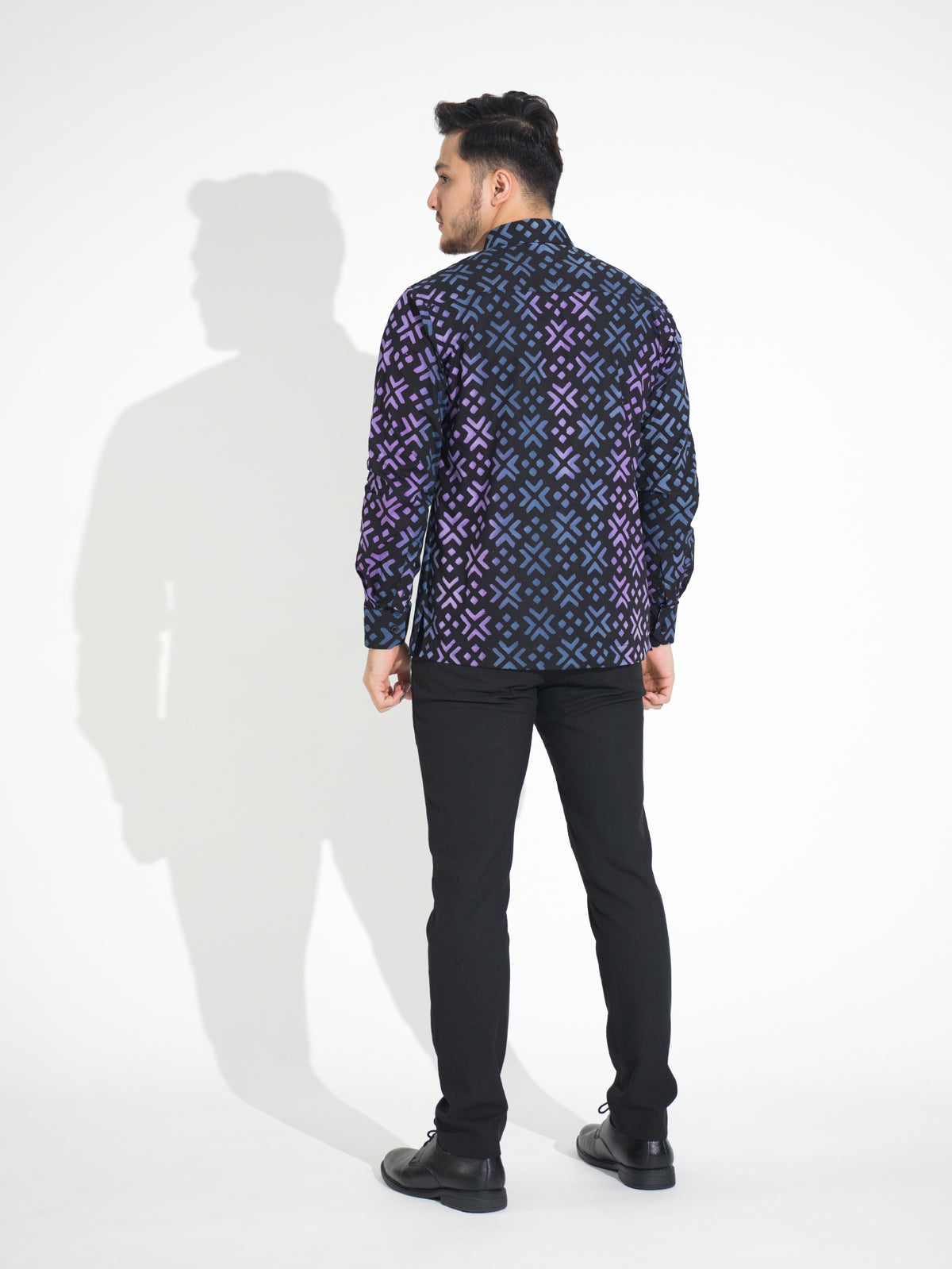 Gema GL915 long-sleeve batik shirt, black with blue and lilac cross motif, back view