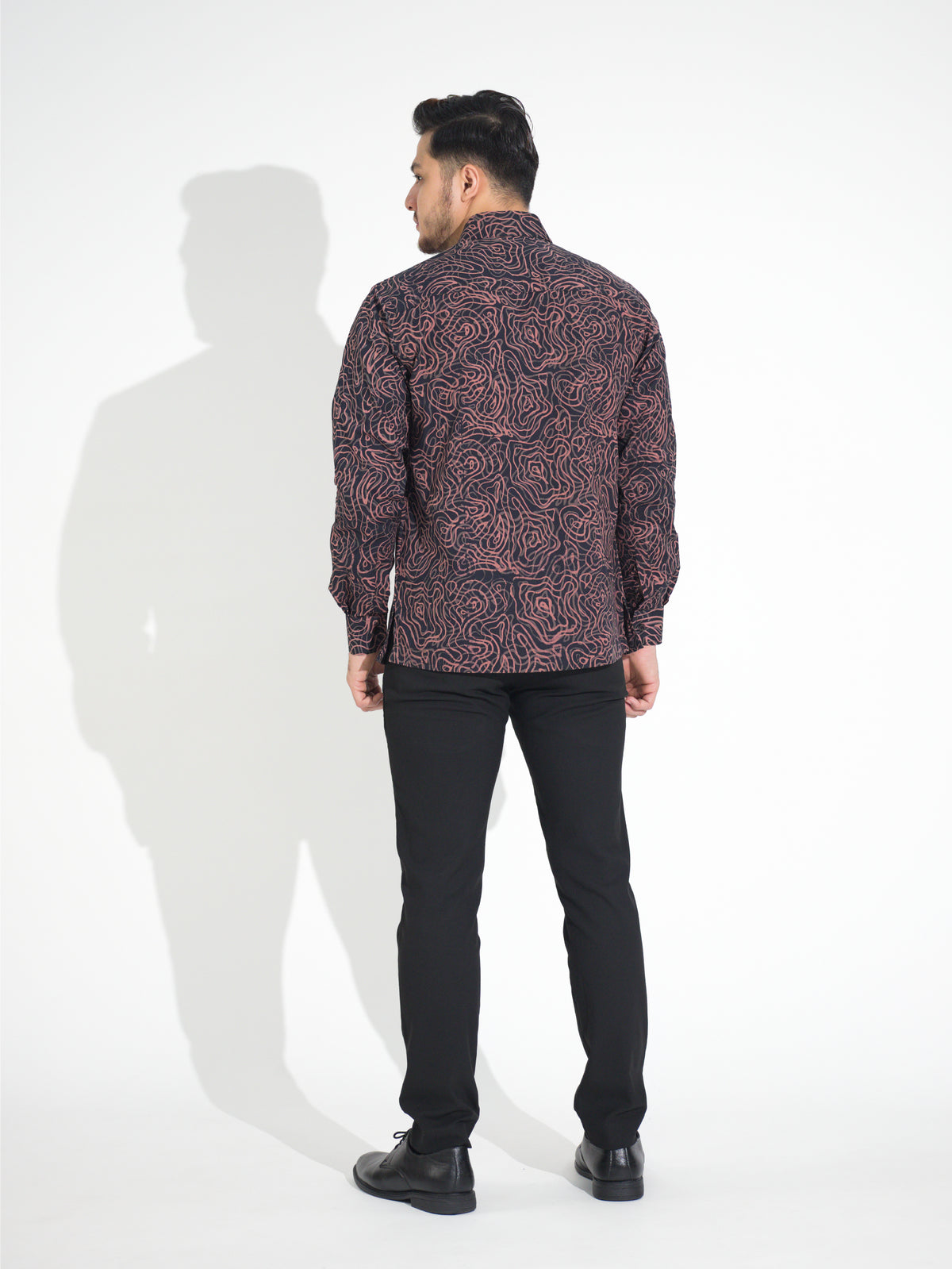 Ria RL902 long-sleeve batik shirt, black with pink flowing line motif, back view