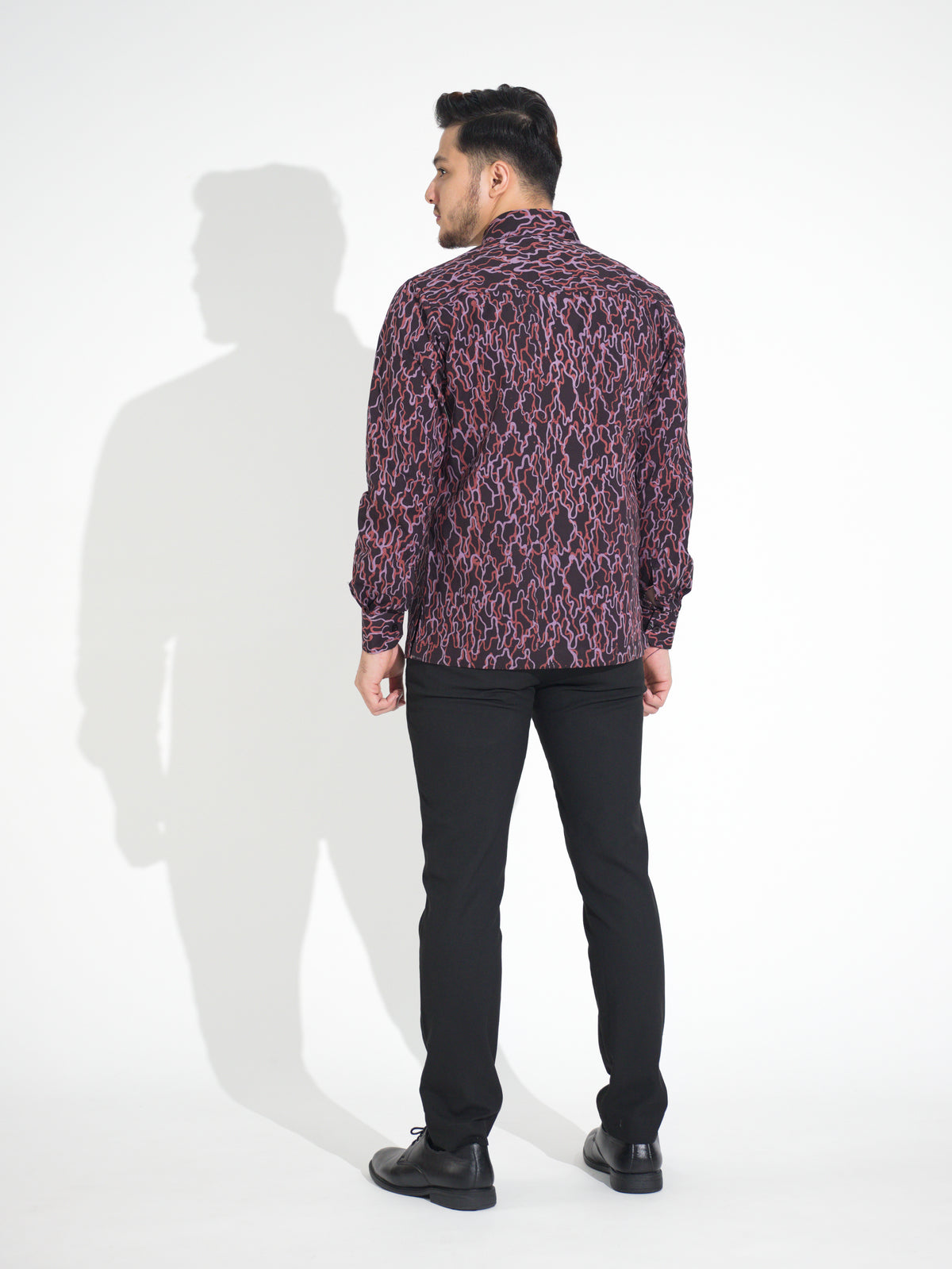Ria RL905 long-sleeve batik shirt, black with red and pink wave motif, back view