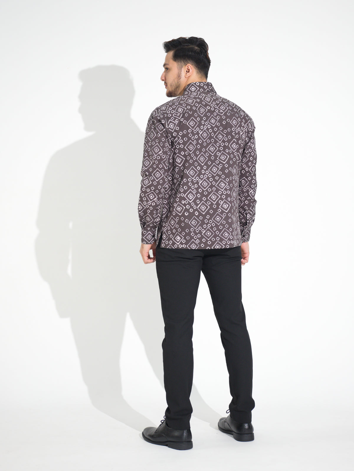 Tulus TL903 long-sleeve batik shirt, brown with white diamond motif, back view