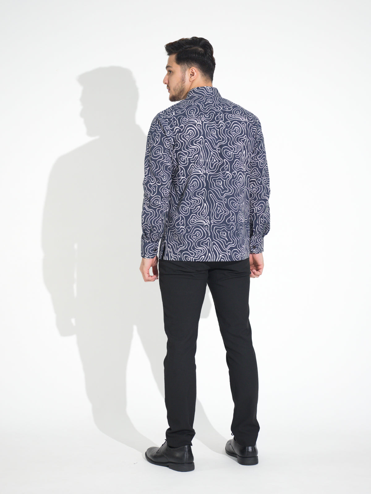 Tulus TL904 long-sleeve batik shirt, navy with white contour line motif, back view